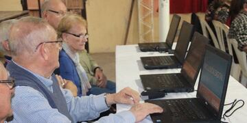 Lanzan cursos gratuitos sobre tecnología para mayores de 50 años.