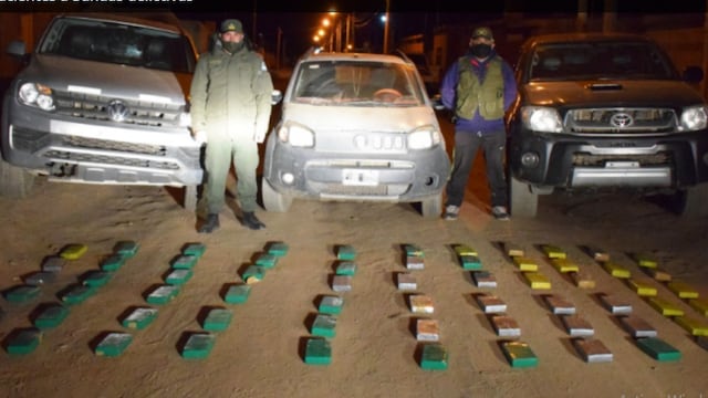 Efectivos de Gendarmería Nacional exhiben los vehículos secuestrados y la droga incautada en Abra Pampa.