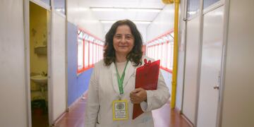 Es bióloga y trabaja como docente en una escuela hospitalaria, donde busca que los chicos continúen con su trayectoria escolar.