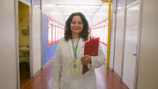 Es bióloga y trabaja como docente en una escuela hospitalaria, donde busca que los chicos continúen con su trayectoria escolar.