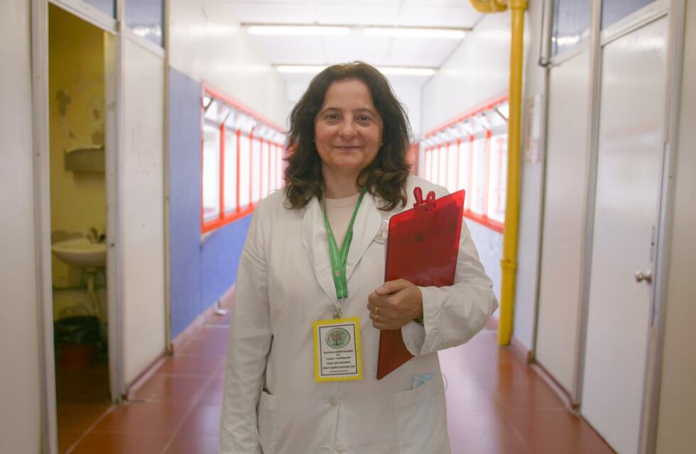 Es bióloga y trabaja como docente en una escuela hospitalaria, donde busca que los chicos continúen con su trayectoria escolar