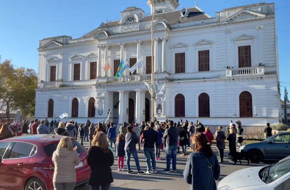 Comerciantes azuleños marcharon pidiendo ayuda económica y por sus fuentes laborales