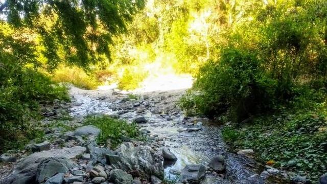 Empleados de Yerba Buena detectan desvío de cañería hacia propiedad privada, afectando suministro en varios barrio.