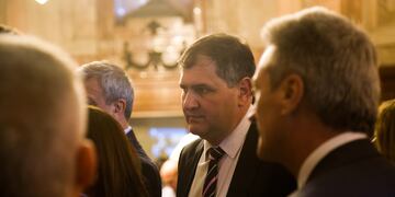 Miguel Mendez esperando resultados de la votación.