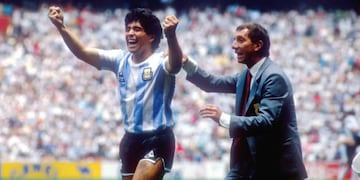 Carlos Bilardo festejando junto a Diego Maradona