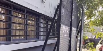 La seccional de Juan José Paso y Sabin tiene rejas adicionales sobre la fachada.