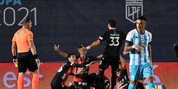 Colón goleó 3 a 0 a Racing y se consagró campeón