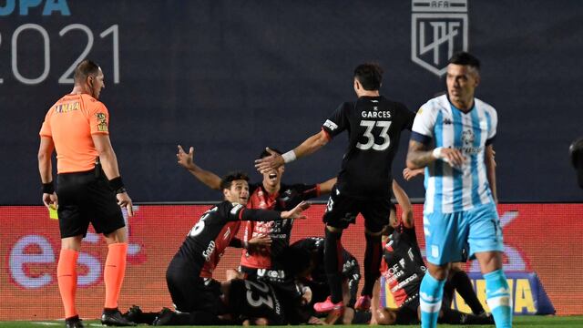 Colón goleó 3 a 0 a Racing y se consagró campeón