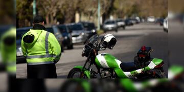 Escracharon a un agente de transito por tratar de coimear a un jubilado: “Por $3.500 les doy una mano”. (Imagen ilustrativa)