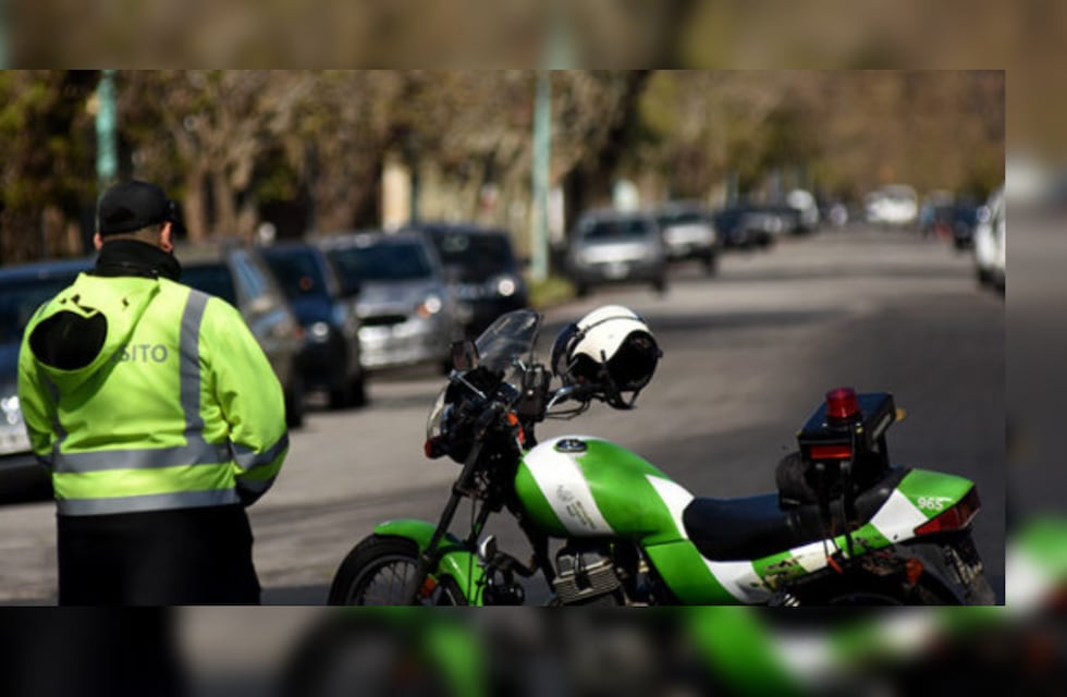 Graban a un agente de tránsito intentando coimear a un jubilado en Tucumán: “Por $3.500 les doy una mano”