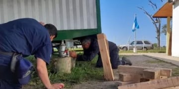 Los delincuentes dejaron el aula móvil sobre unas maderas.