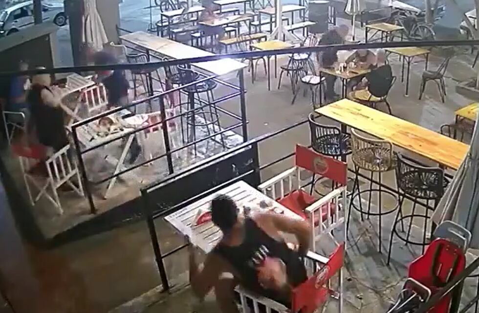 Terror en un bar de Rosario: dejaron una nota y gatillaron contra los clientes, pero el arma se trabó