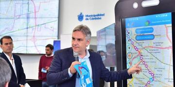 Llaryora, en la presentación de la aplicación Tu bondi (Municipalidad de Córdoba).