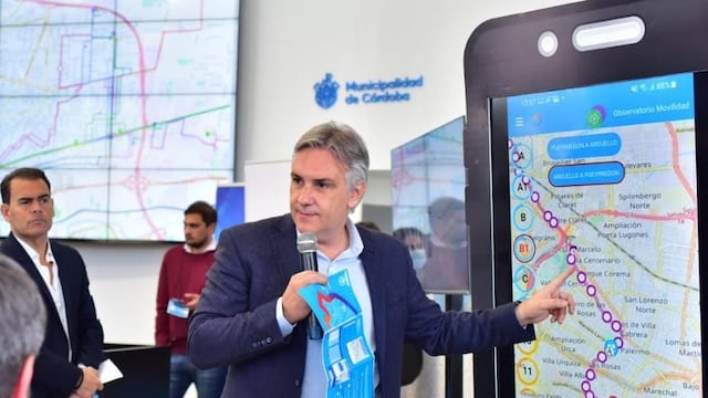 Llaryora, en la presentación de la aplicación Tu bondi (Municipalidad de Córdoba).