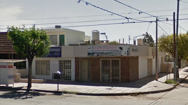 Los delincuentes ingresaron armados y entre otras cosas se llevaron una camioneta Amarok blanca.