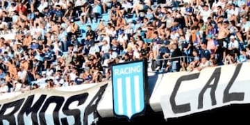 Insólito: arrojaron cenizas en la cancha de Racing y cayó sobre hinchas.