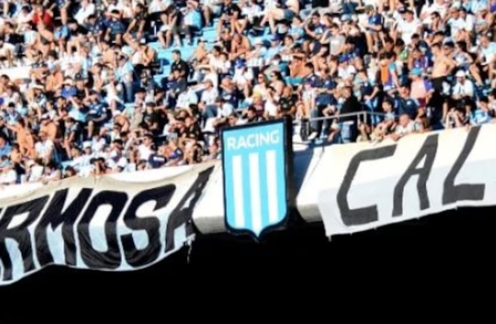 Tiraron cenizas en la platea de Racing y cayó sobre los hinchas: cuál fue su reacción