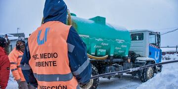 Por las fuertes nevadas la Municipalidad provee agua y leña.