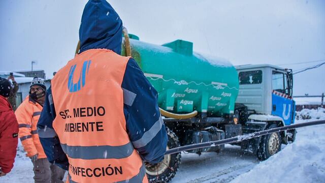 Por las fuertes nevadas la Municipalidad provee agua y leña.