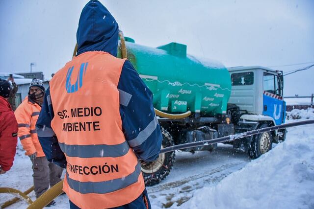 Por las fuertes nevadas la Municipalidad provee agua y leña.