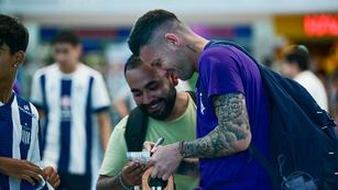 Referente y capitán, Guido Herrera firmando autógrafos ante del viajo con Talleres para la final con River en Paraguay (La Voz)