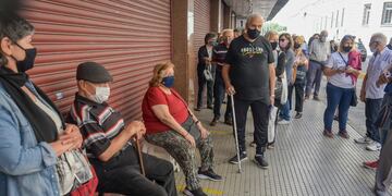 Mayores de 80 años realizan largas filas en el Luna Park, nuevo centro de vacunación contra el Covid-19 en la Ciudad. (Clarín)