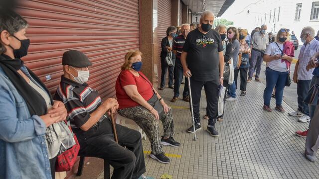 Mayores de 80 años realizan largas filas en el Luna Park, nuevo centro de vacunación contra el Covid-19 en la Ciudad. (Clarín)