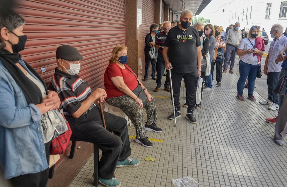 Comenzó la vacunación de mayores de 80 años en el Luna Park: hubo largas filas y poco distanciamiento