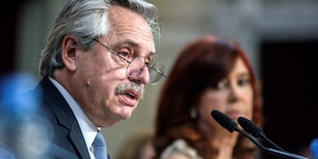 El presidente Alberto Fernández brinda su mensaje en el Congreso de la Nación, al dejar inaugurado el 139° período de sesiones ordinarias con un mensaje ante la Asamblea Legislativa.  La vicepresidenta Cristina Fernandez de Kirchner escucha.
presidencia