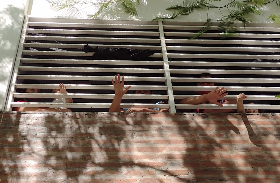 Impresionante video de aislados encerrados tras las rejas en un centro de aislamiento formoseño