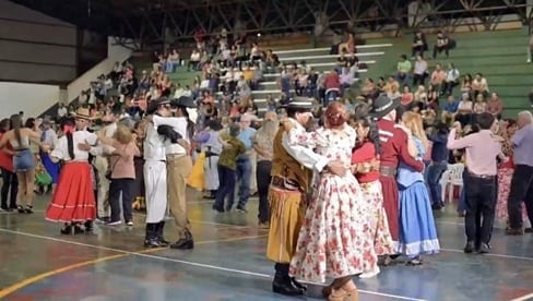 Jardín América celebró la primera Fiesta de la Flor del Mburucuyá con masiva participación.