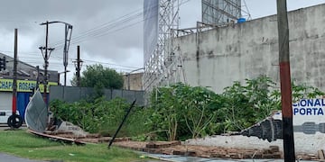 El viento derribó el vallado de un terreno baldío en bulevar Oroño y Garibaldi.