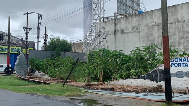 El viento derribó el vallado de un terreno baldío en bulevar Oroño y Garibaldi.