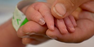 Un bebé de nueve meses fue golpeado por su madre y está grave