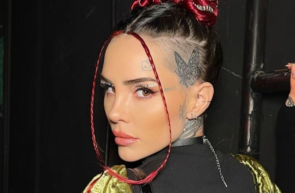 Cande Tinelli reveló que necesita lencería con una foto frente al espejo en un conjunto negro: “No quiero canje, la compro”