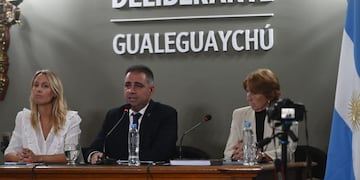 El intendente redujo la planta política a la mitad y eliminó las tasas