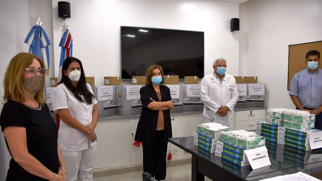 Entrega de equipamiento digital a hospitales de la provincia