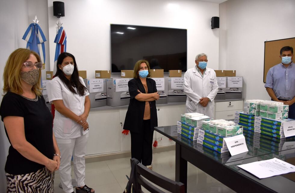 Entrega de equipamiento digital a hospitales de la provincia