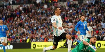 Ángel Di María define genial ante el arquero de Italia en Wembley, para el 2-0 de la selección. (Gentileza Clarín)