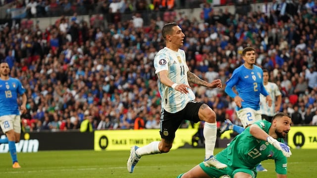 Ángel Di María define genial ante el arquero de Italia en Wembley, para el 2-0 de la selección. (Gentileza Clarín)