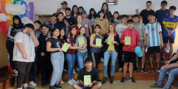 Más de un centenar de libros de autores rafaelinos fueron a estudiantes de todos los niveles