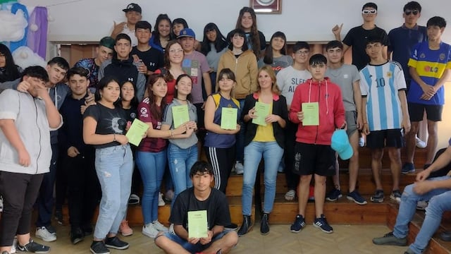Más de un centenar de libros de autores rafaelinos fueron a estudiantes de todos los niveles