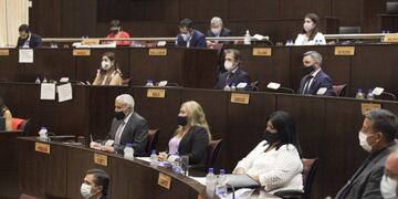 Polémica por el aumento salarial a diputados neuquinos (Agustina Martínez - LMNeuquén).