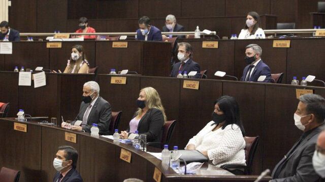 Polémica por el aumento salarial a diputados neuquinos (Agustina Martínez - LMNeuquén).