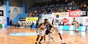 Latraius Mosley y Deoin McClenton, dos de los mejores jugadores de Atenas la derrota en Misiones (Prensa Oberá).