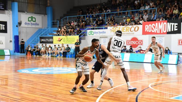 Latraius Mosley y Deoin McClenton, dos de los mejores jugadores de Atenas la derrota en Misiones (Prensa Oberá).