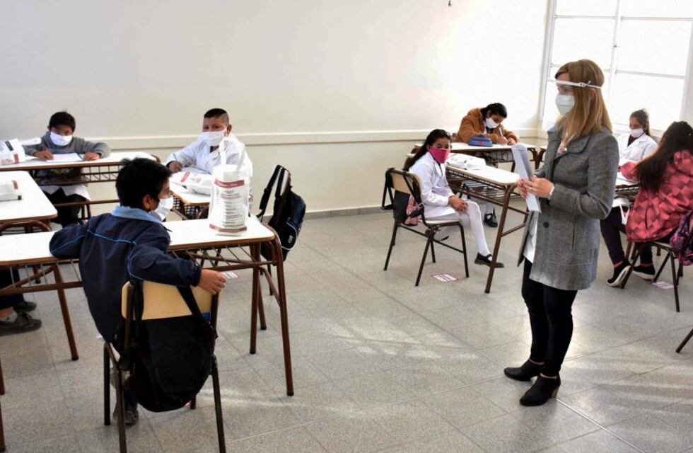 Gremios docentes y Educación buscan avanzar en la vacunación a profesores del secundario en San Juan