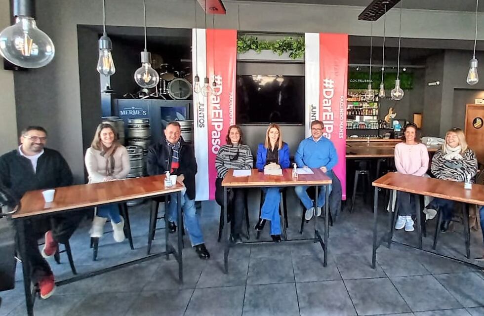 Danya Tavela visitó Azul y se reunió con docentes y comerciantes