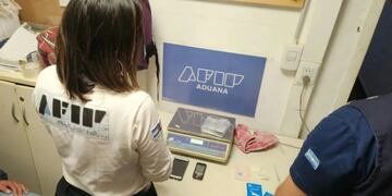 Posadas: motociclista intentó ingresar cocaína desde Paraguay y fue detenido.