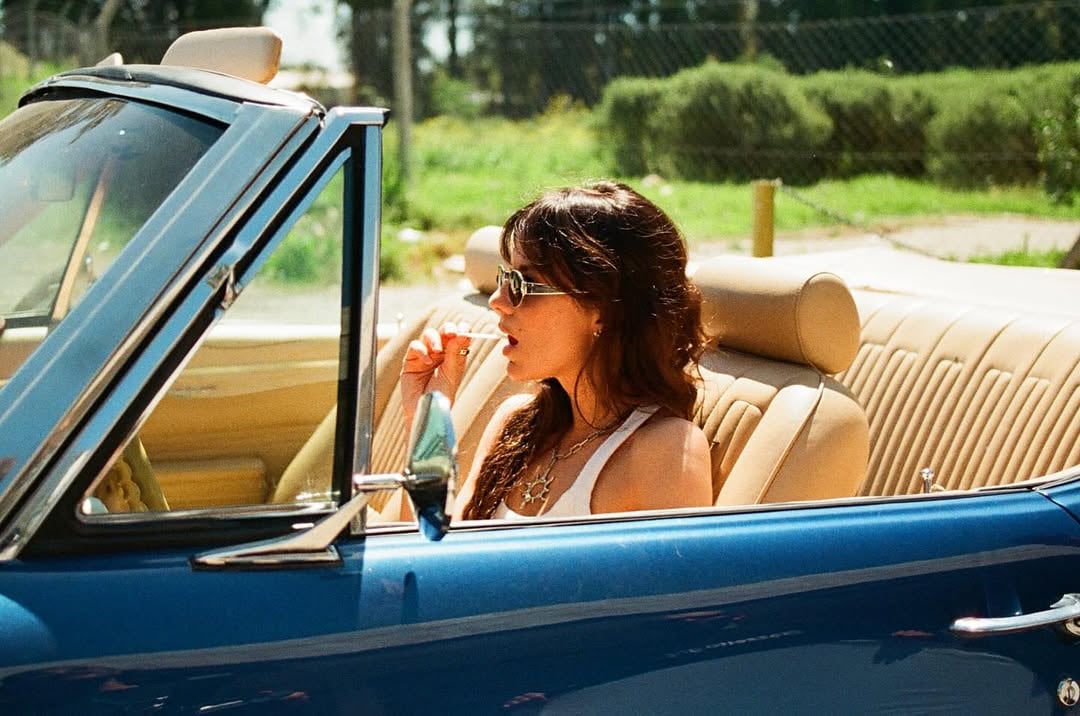 Gime Accardi compartió una producción de fotos muy audaz y sorprendió con el short denim más diminuto de la temporada